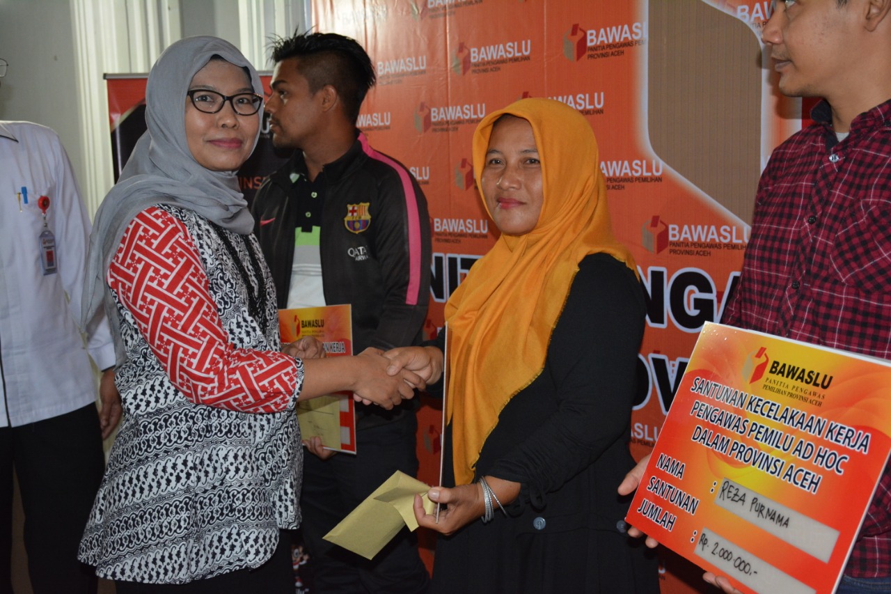 Apresiasi Loyalitas Kerja Panwas, Ketua Panwaslih Berikan Santunan Kecelakaan Kerja