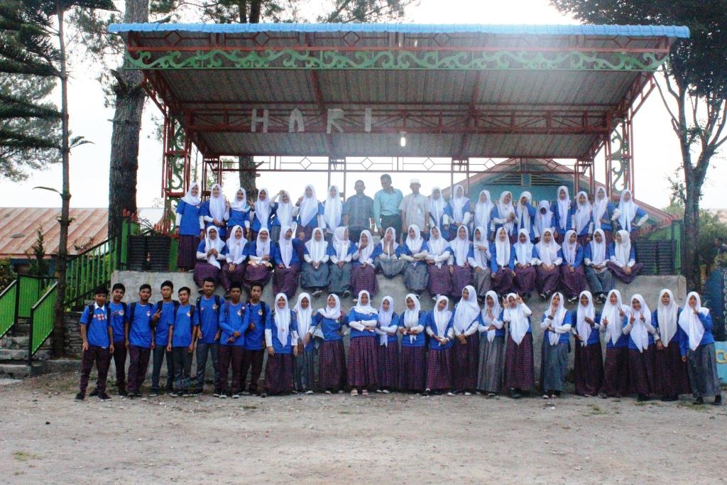 BAWASLU GOES TO SCHOOL ; EDUKASI PEMILIHAN KEPALA DAERAH DAN PENGAWASAN PARTISIPATIF BAGI PEMILIH PEMULA DI SMAN 1 BUKIT DI KABUPATEN BENER MERIAH