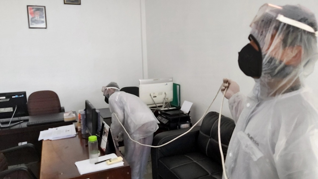 Ikhtiar Cegah Covid-19, Panwaslih Provinsi Aceh Lakukan Sterilisasi Lingkungan Kerja