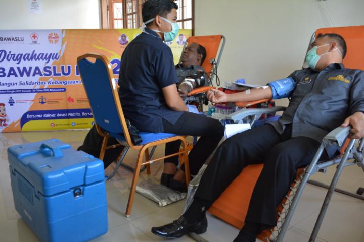 Panwaslih Lakukan Donor Darah Sebagai Bagian Dari Gerakan Bangun Solidaritas Kebangsaan Melawan Covid-19