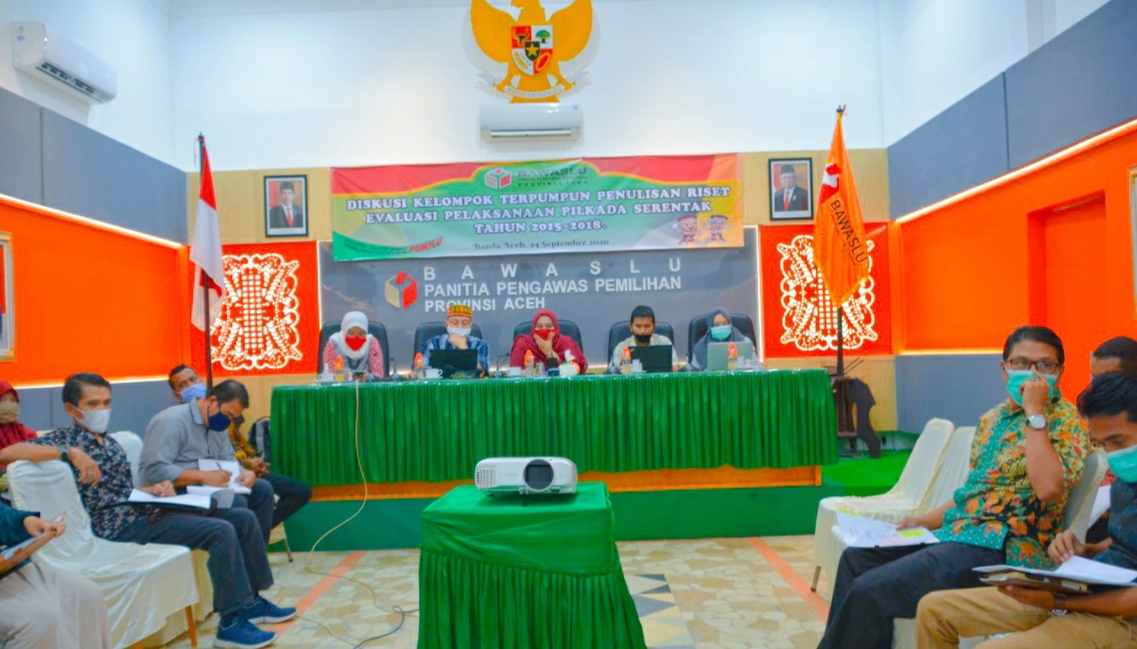 Tiga Dosen Eminen Mereview Penulisan Riset Evaluasi Pelaksanaan Pemilihan Kepala Daerah di Aceh