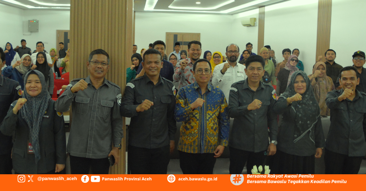 Foto Bersama dengan Peserta Forum Literasi Keterbukaan Informasi Pengawasan Pemilu di Aceh