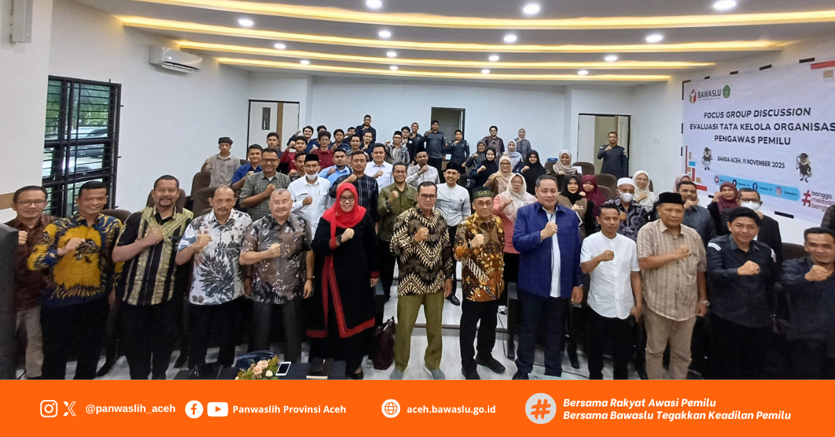 Foto Bersama Peserta Forum Group Discussion (FGD) Bertajuk Evaluasi Tata Kelola Organisasi Pengawas Pemilu