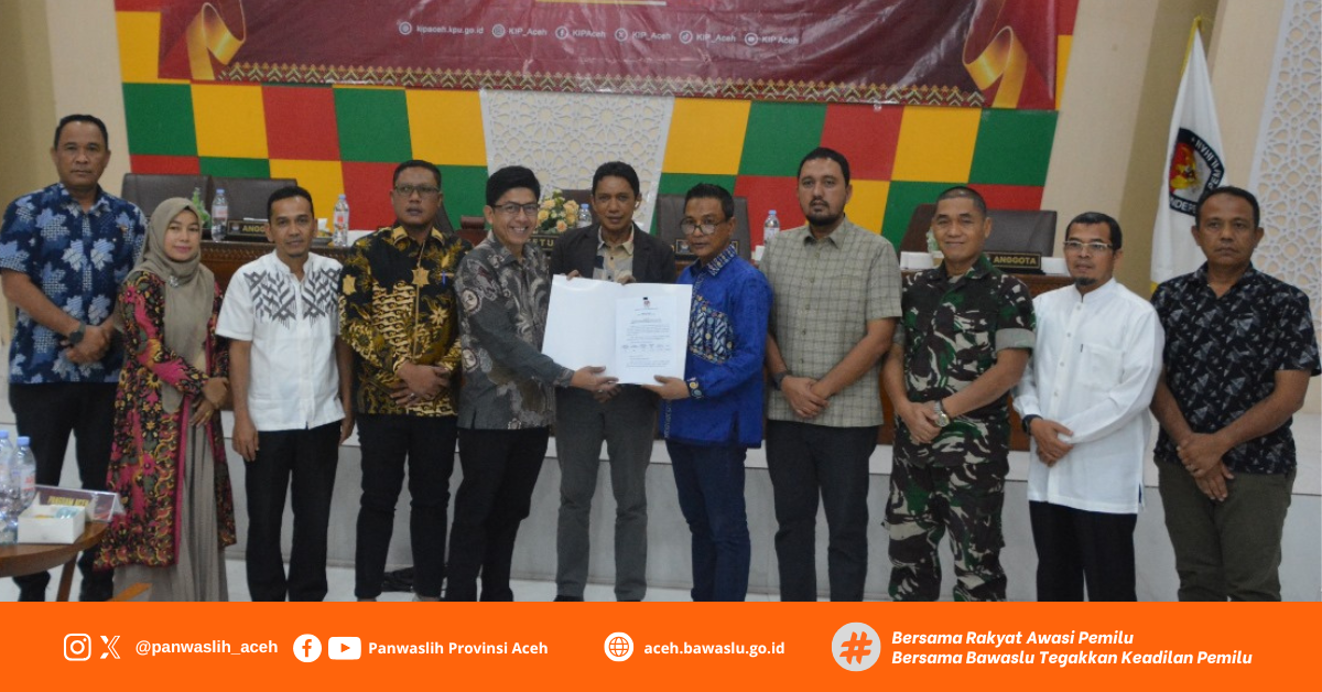 Penyerahan Berita Acar Rapat Pleno Terbuka Rekapitulasi Pemutakhiran Data Pemilih Berkelanjutan (PDPB) Semester II Tahun 2025 