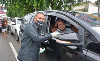 Dukung Kebijakan Wajib Masker, Panwaslih Provinsi Aceh Bagi-Bagi Masker