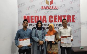 Panwaslih Provinsi Aceh Serahkan Sertifikat SKPP Daring