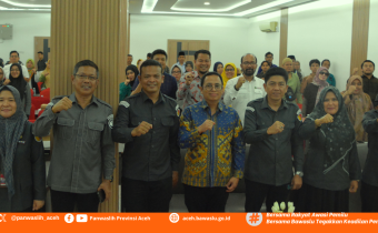 Foto Bersama dengan Peserta Forum Literasi Keterbukaan Informasi Pengawasan Pemilu di Aceh