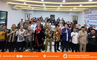 Foto Bersama Peserta Forum Group Discussion (FGD) Bertajuk Evaluasi Tata Kelola Organisasi Pengawas Pemilu