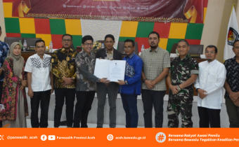 Penyerahan Berita Acar Rapat Pleno Terbuka Rekapitulasi Pemutakhiran Data Pemilih Berkelanjutan (PDPB) Semester II Tahun 2025 